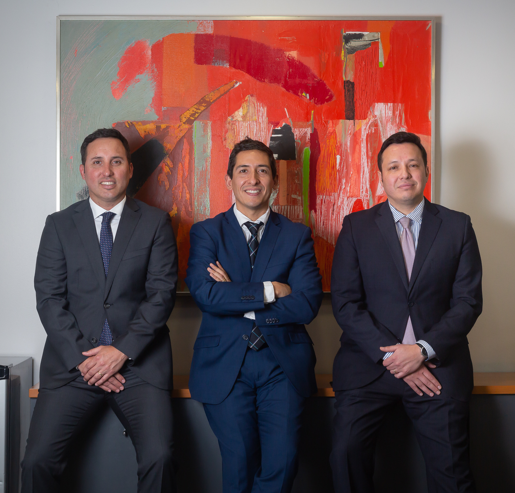 Equipo de TRG Legal frente a una obra de arte
